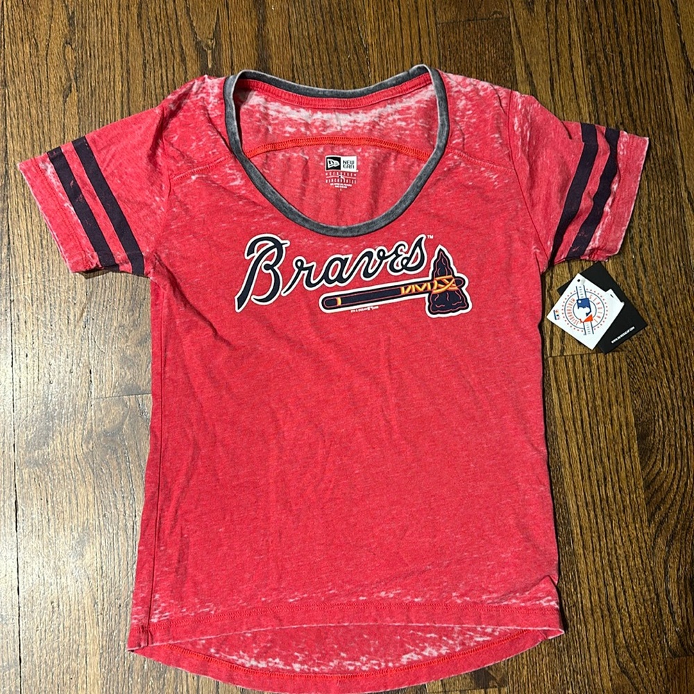 New Era Women’s Atlanta Braves tee - Size Small